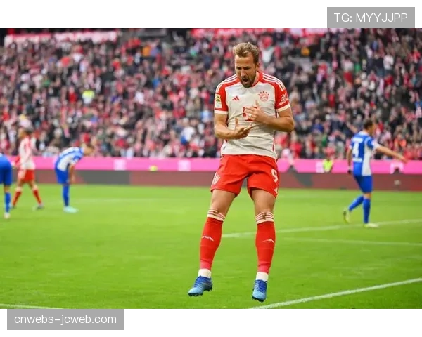 特写：凯恩打入德甲第30球，追平莱万纪录后的平静庆祝